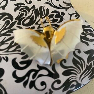 (JE24) Vintage Elegant Gold and Mother of Pearl Butterfly Brooch
